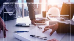 Consultores conversando sobre negócio do cliente que vende online